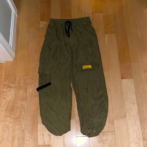 NEVER WORN super cute cargo pants, women’s small, very stylish